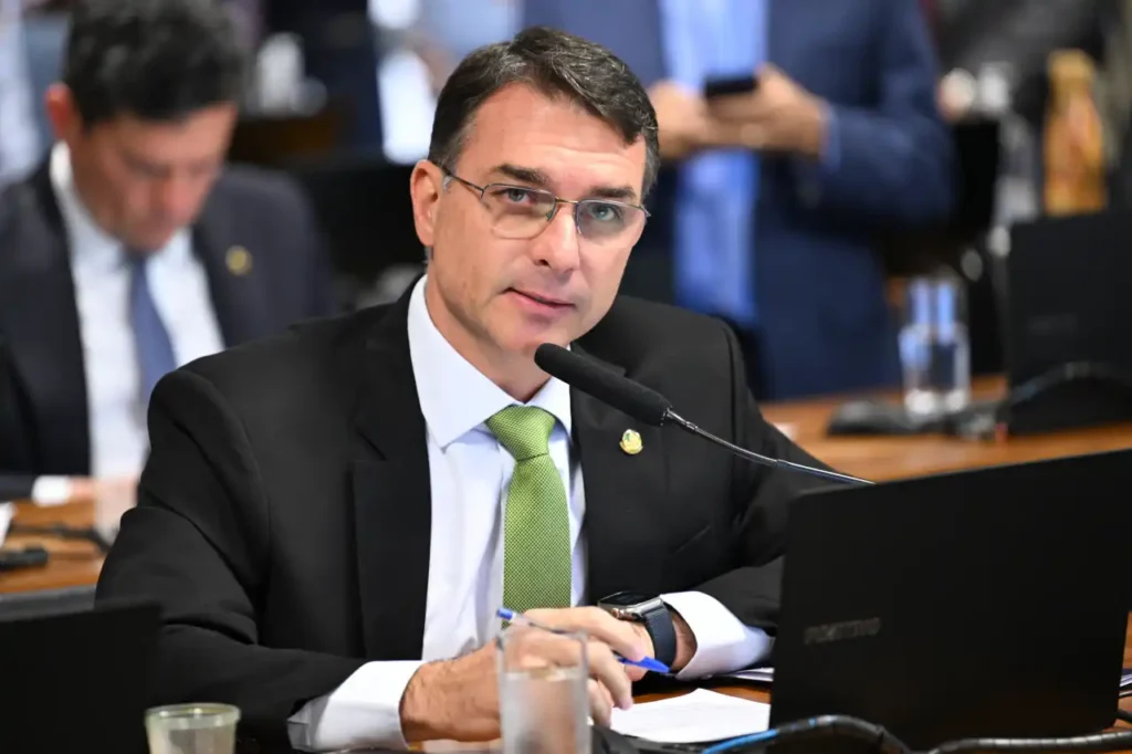 Flávio Bolsonaro pode acumular faltas no Senado sem perder mandato