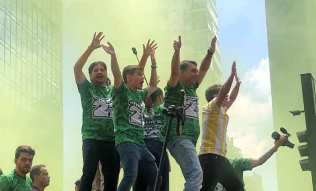 Flávio Bolsonaro promete pai na posse em ato na Avenida Paulista