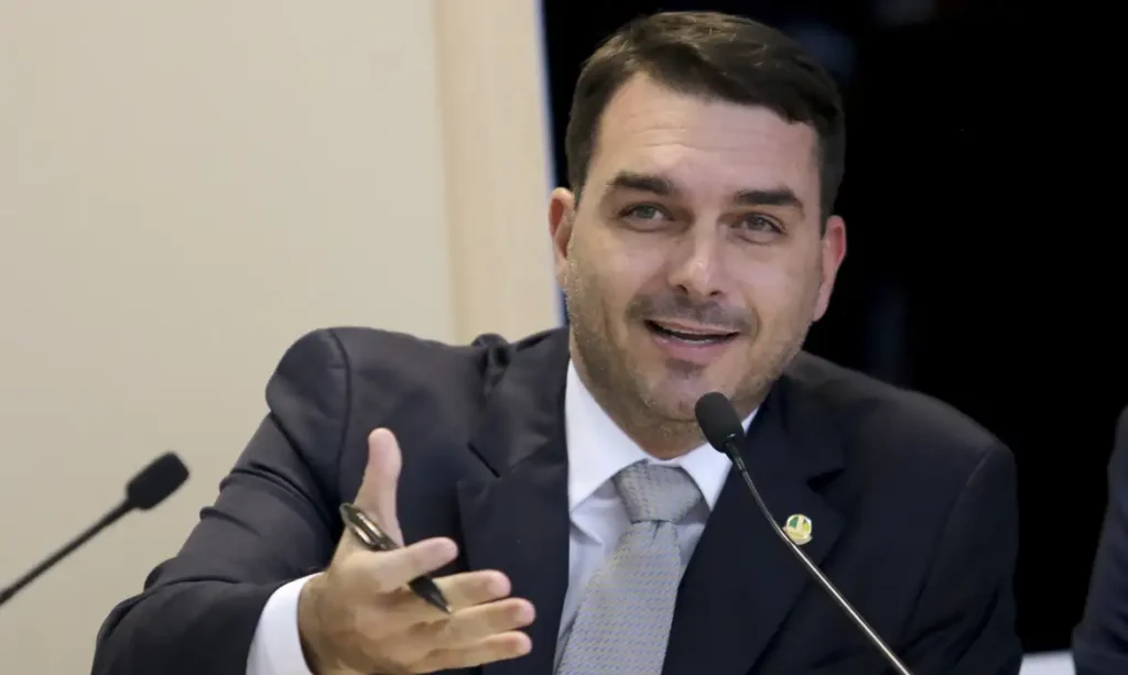 Flávio Bolsonaro repercute na imprensa internacional após sair do Brasil