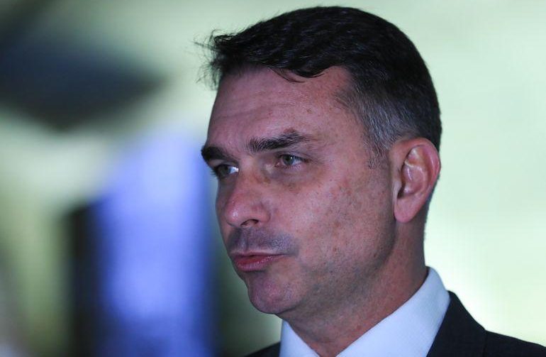 Flávio Bolsonaro tem passaportes cancelados pela Polícia Federal