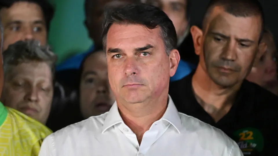 Flávio Bolsonaro teria deixado o Brasil rumo aos Estados Unidos