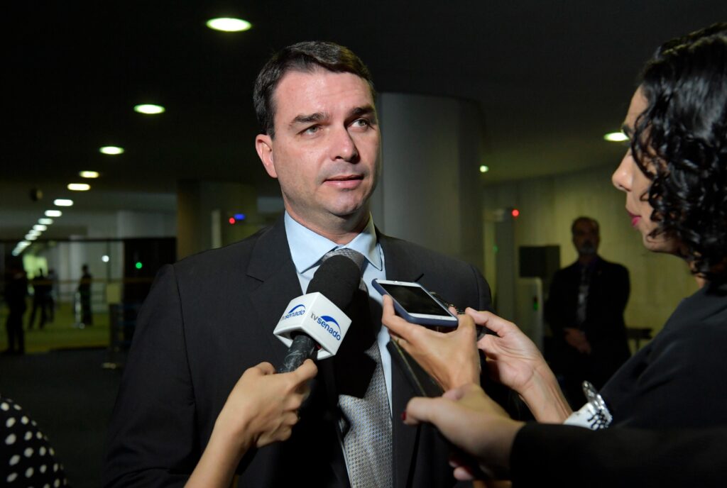 Flávio Bolsonaro teria recebido Rolex em festa na pandemia