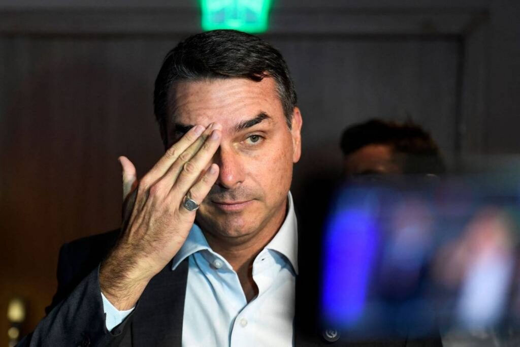Flávio Bolsonaro usou passaporte italiano em voo para os EUA