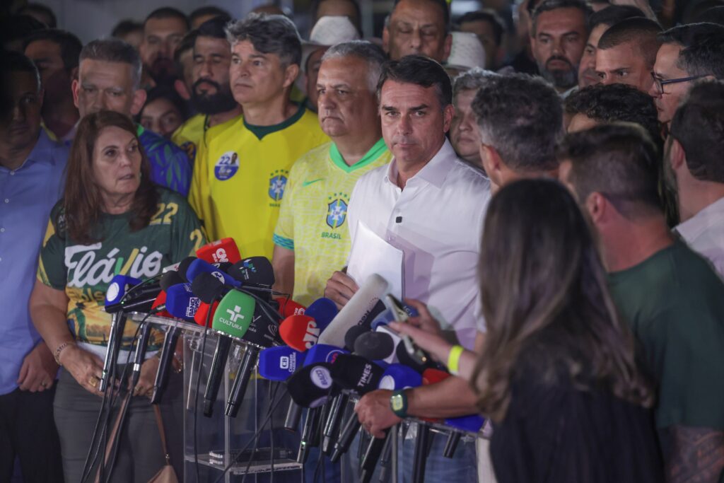Flávio Bolsonaro vai aos EUA e deve pedir asilo político a Trump