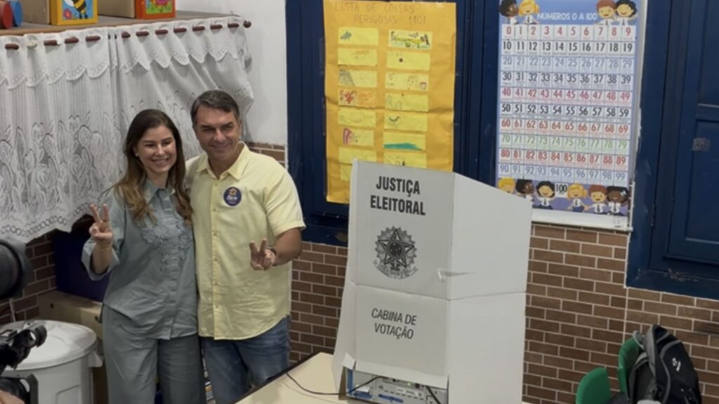 Flávio Bolsonaro vota em Vila Isabel e chama eleitores para votar