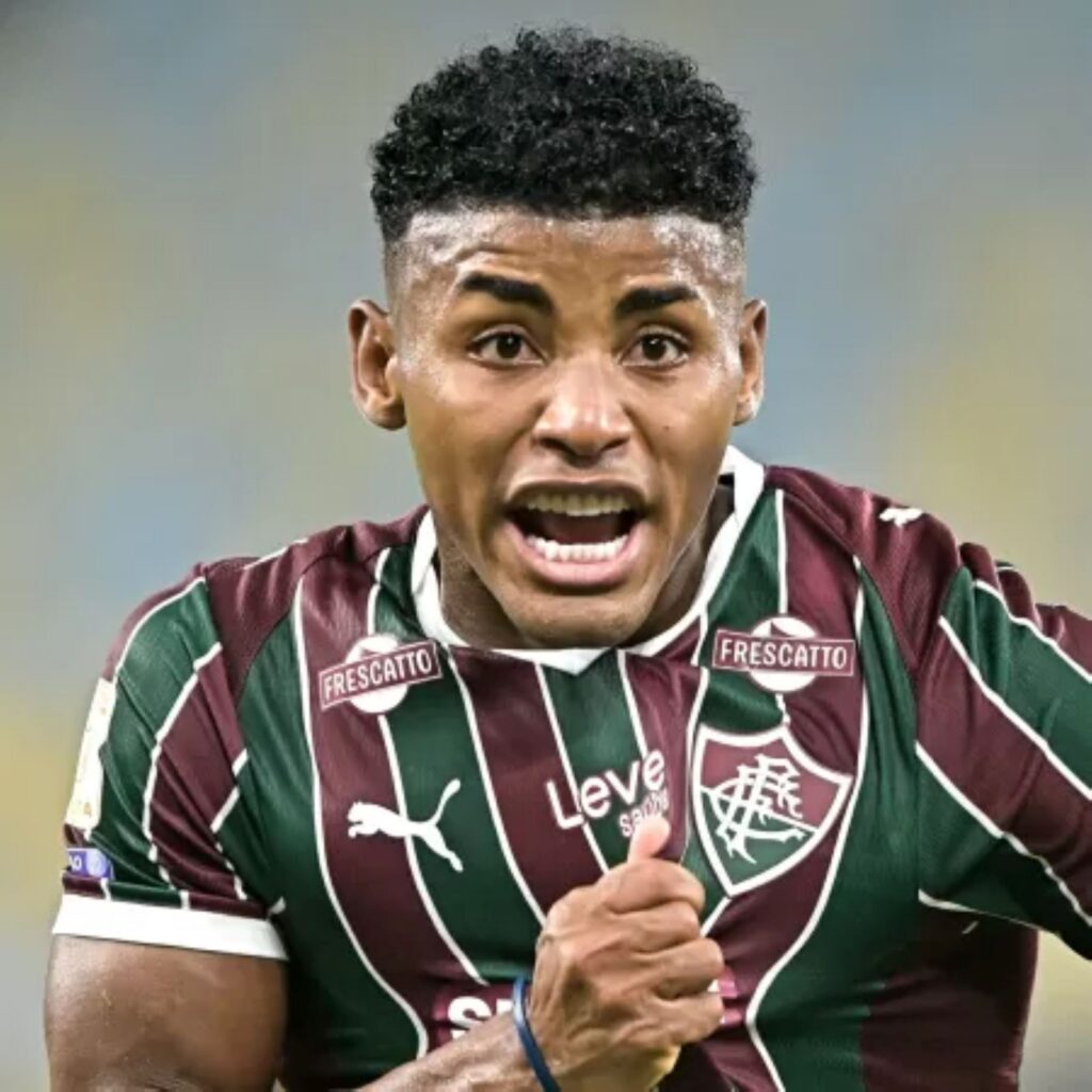 Fluminense vence o Internacional e entra no G5 do Brasileirão