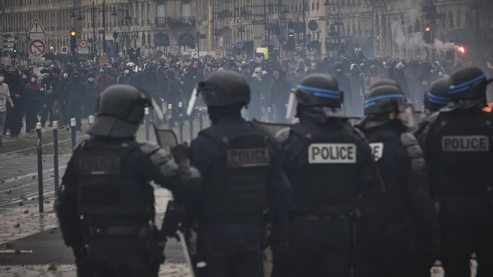 França registra mais de 1.300 detenções após manifestações