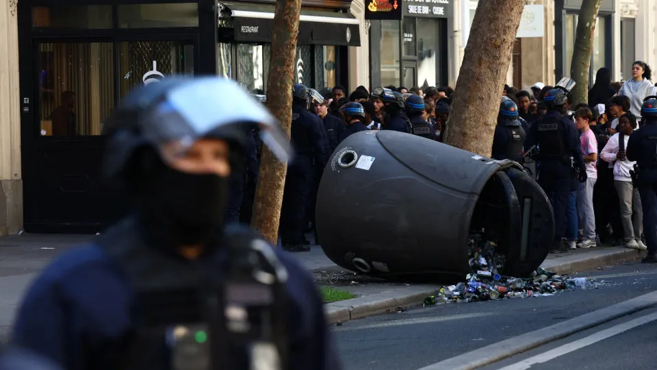 França volta às ruas sob forte esquema de segurança neste sábado