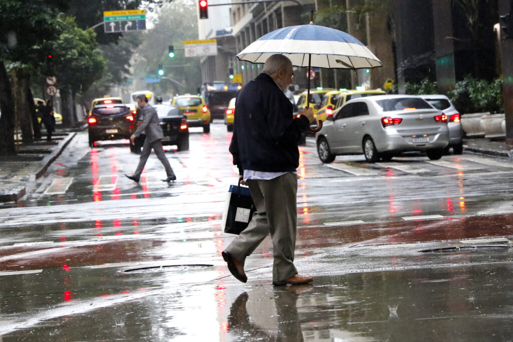 Frente fria derruba temperaturas no Rio e traz chuva nesta semana