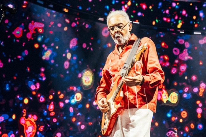 Gilberto Gil faz show gratuito no aniversário de Niterói