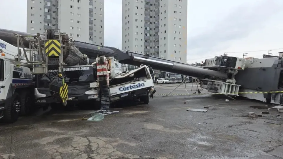 Guindaste cai sobre monotrilho e atinge trem em São Paulo