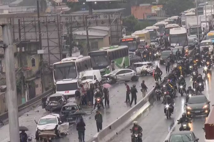 Infarto de motorista provoca engavetamento na Dutra em São João de Meriti
