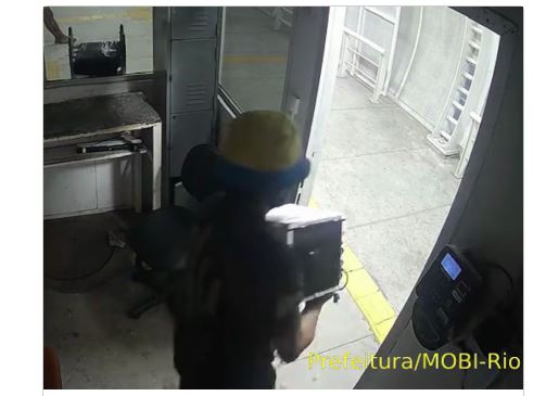 Ladrões furtam bebedouro e escada de estação de BRT na Penha
