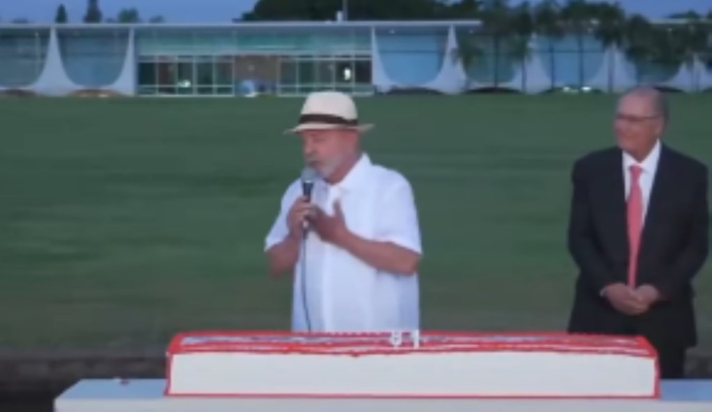 Lula acusa Flávio Bolsonaro de desrespeitar eleitores ao sair do país