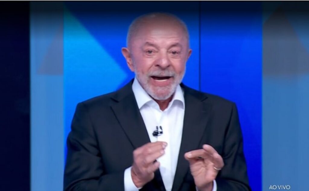 Lula acusa Flávio Bolsonaro de miliciano em debate na TV Globo