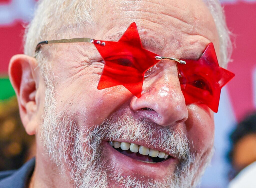 Lula celebra reeleição após vitória sobre Flávio Bolsonaro