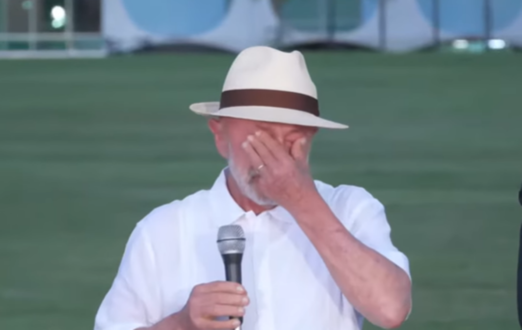 Lula comemora 81 anos com lágrimas e agradece eleitores