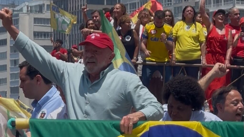 Lula dança em ato em Copacabana e critica Flávio Bolsonaro