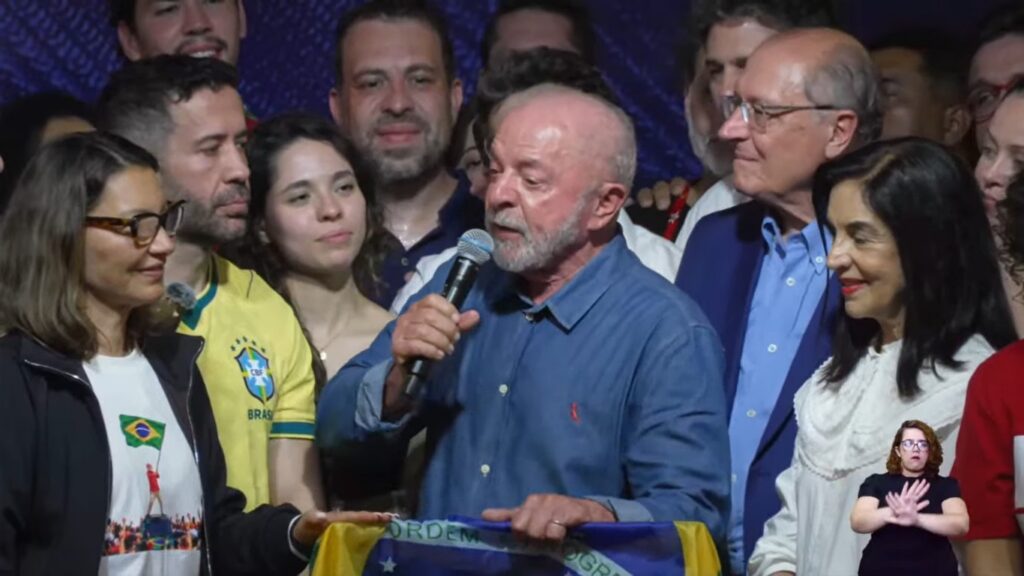 Lula defende regulação das redes após vitória no 2º turno