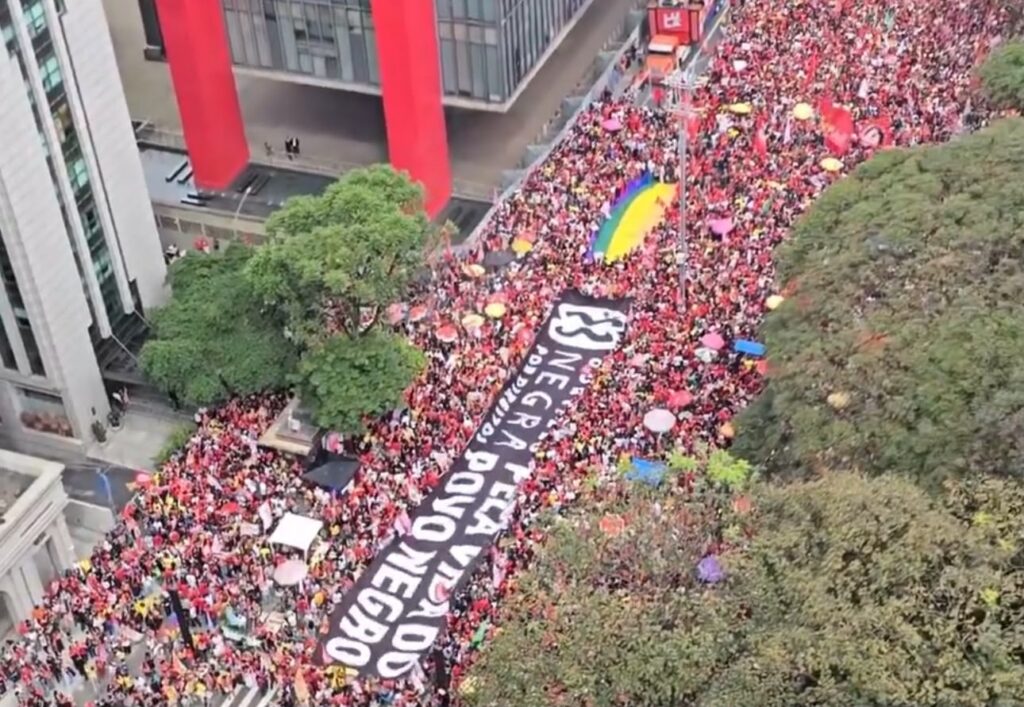 Lula discursa na Paulista no último ato antes do segundo turno