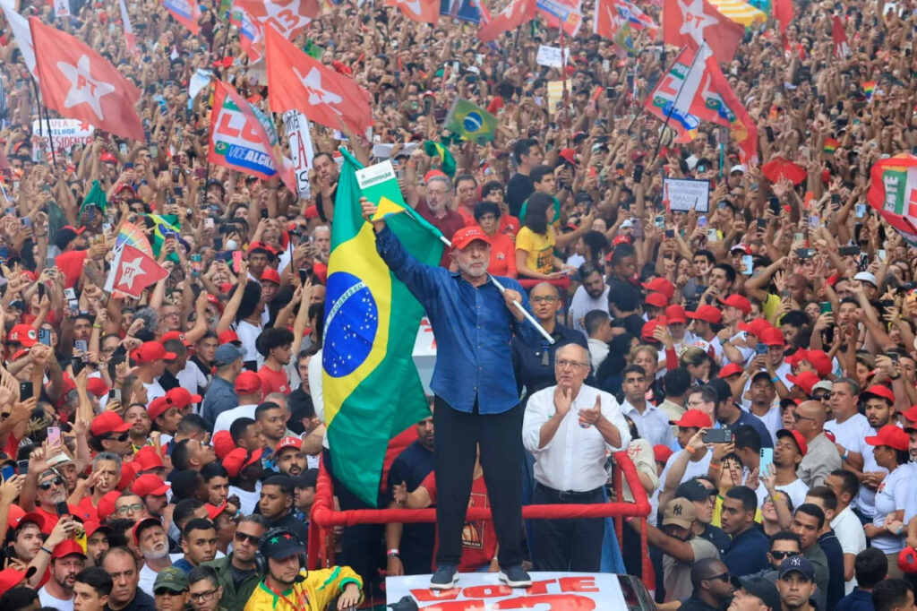 Lula é reeleito para quarto mandato após virar no segundo turno