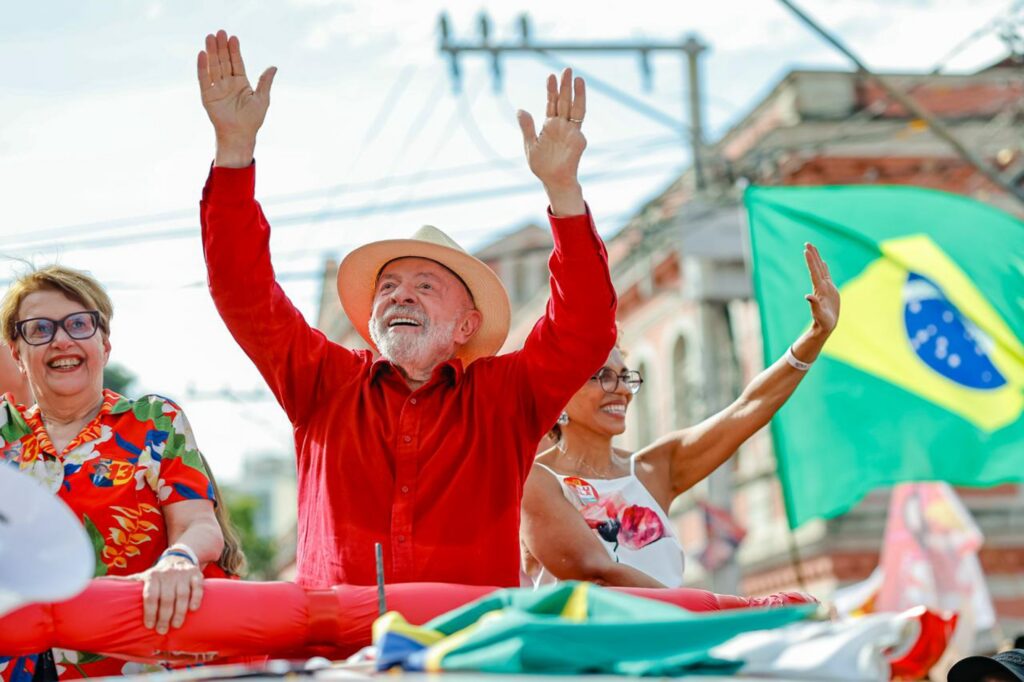 Lula em Juiz de Fora diz que Flávio pode destruir conquistas