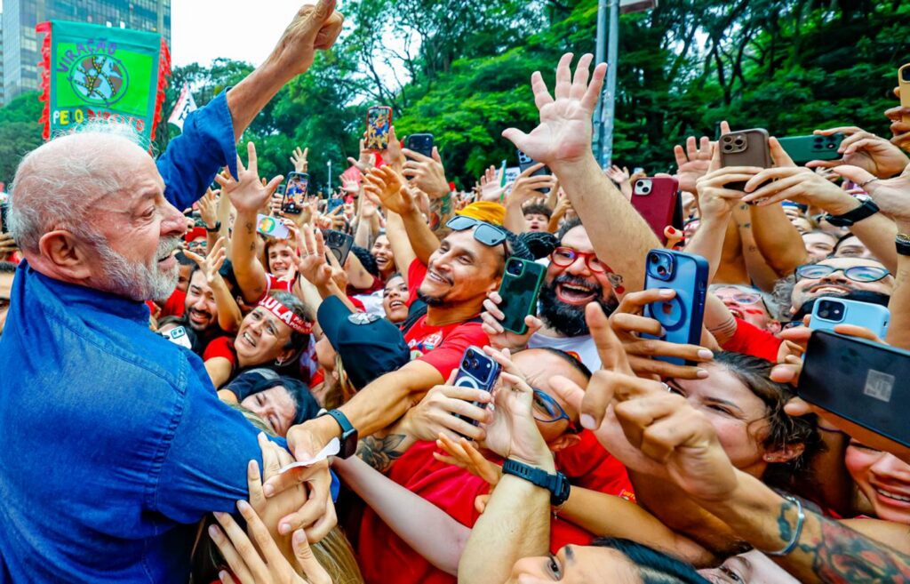 Lula encerra campanha com atos no Rio e em São Paulo