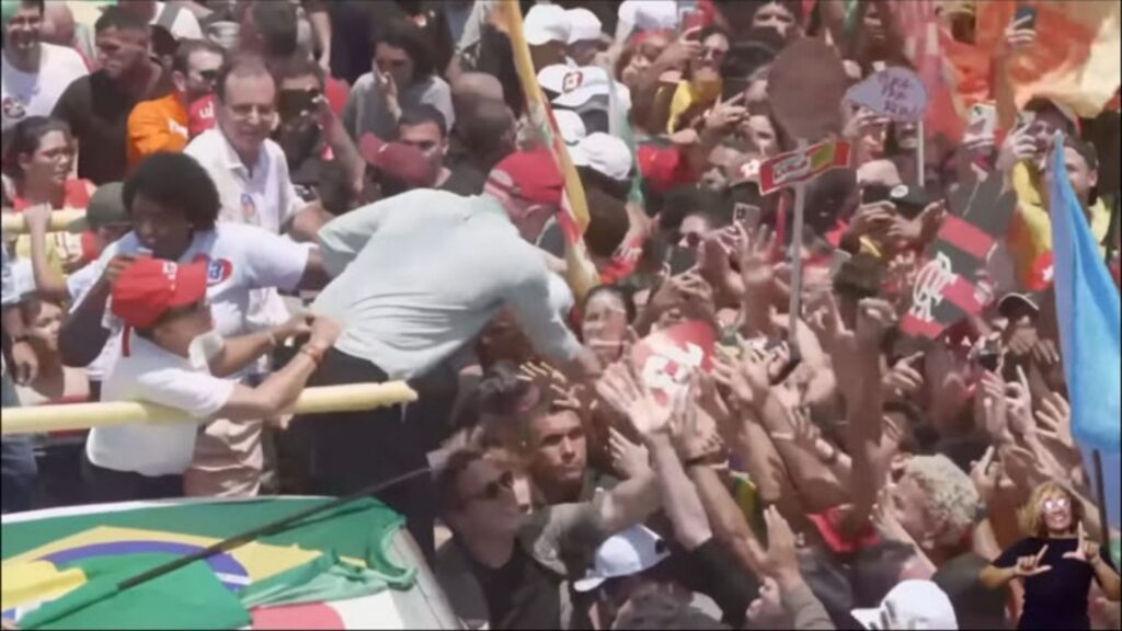 Lula reúne multidão em Copacabana em ato com Paes e Benedita