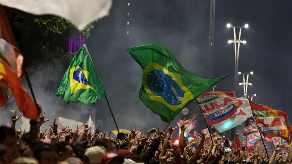 Lula vira exemplo para Europa, diz Randolfe após eleição