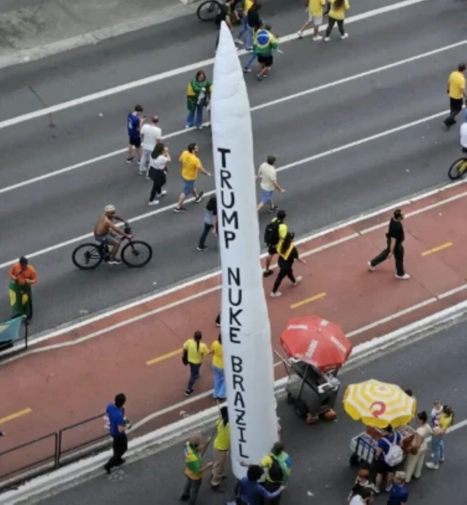 Míssil inflável pede que Trump ataque o Brasil em ato na Paulista