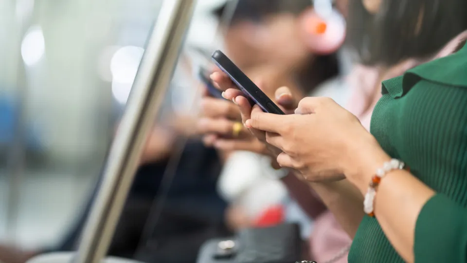 Multa por música alta no transporte público do Reino Unido