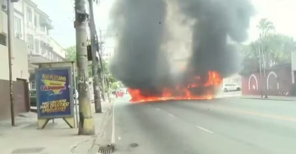 ônibus é incendiado e interdita avenida em irajá, na zona norte