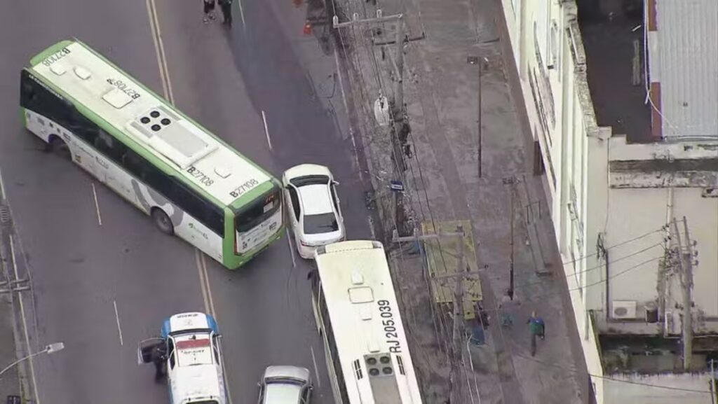 Ônibus são sequestrados e usados como barricadas em Irajá