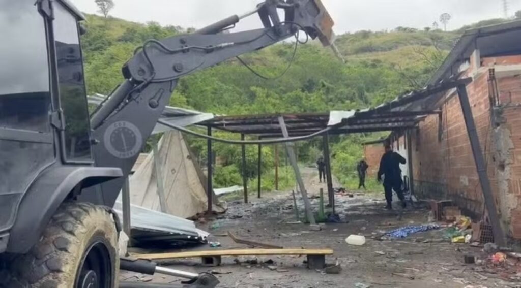 Operação da PM retira seis toneladas de barricadas em Madureira