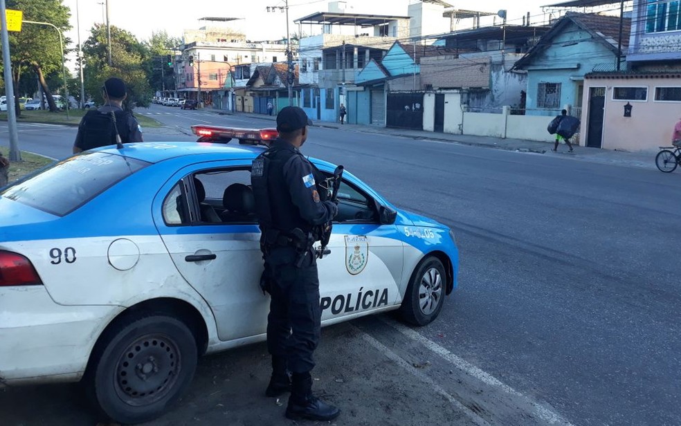 Operação policial na Zona Oeste suspende aulas e atendimento