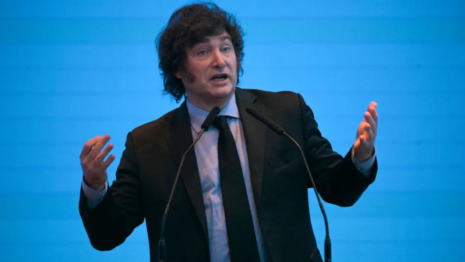 Oposição da Argentina cobra Milei por fuga de Flávio Bolsonaro