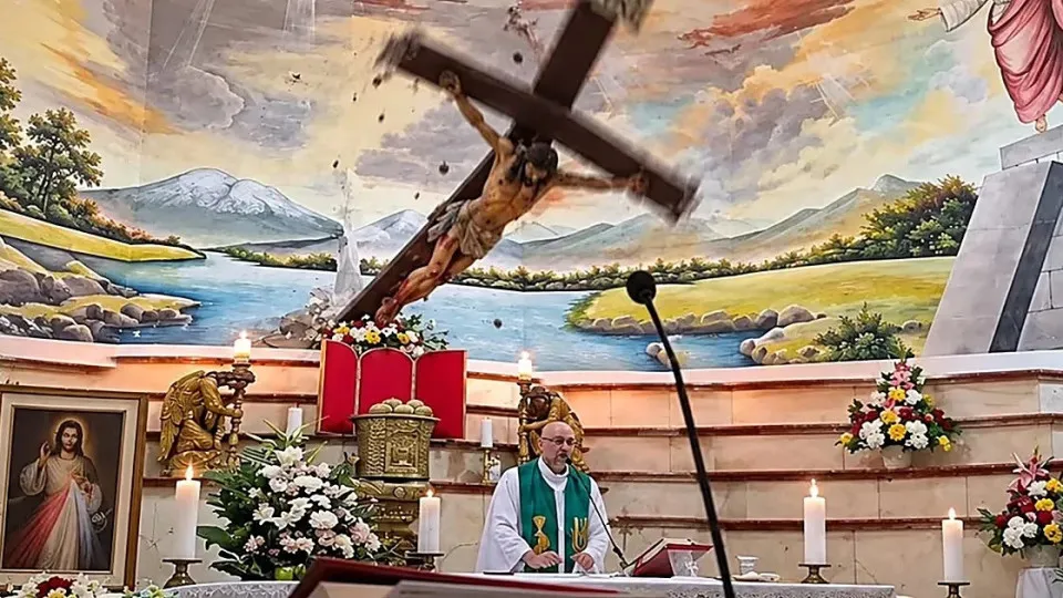 Padre morre atingido por cruz durante missa no Equador