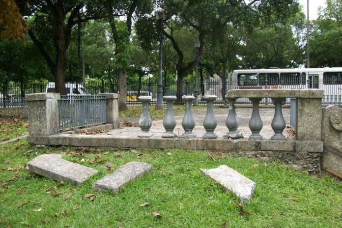 Passeio Público tem bueiros sem tampas e portão que não tranca