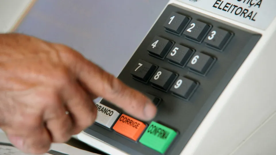 Pedir votos no dia da eleição é proibido; veja o que diz a lei