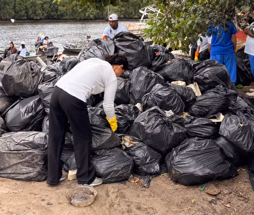 Pescadores retiram quase 1,5 tonelada de lixo em manguezal de Magé
