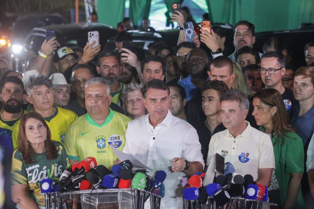 PF diz que Flávio Bolsonaro não é foragido e apura descumprimento