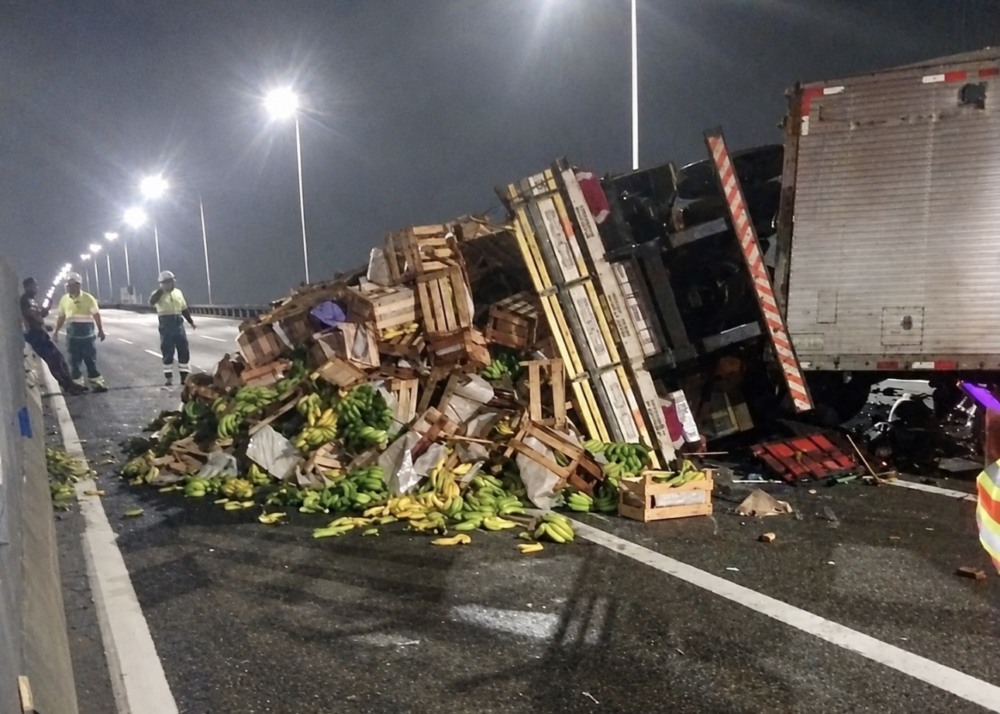 Ponte Rio-Niterói tem pista liberada após tombamento de carreta