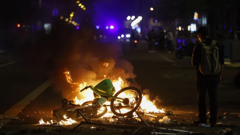 Protesto em Barcelona tem confrontos e lojas depredadas