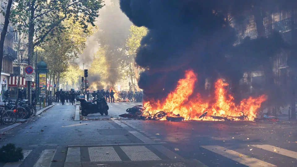 Protestos na França deixam 855 detidos em Paris e uma morte