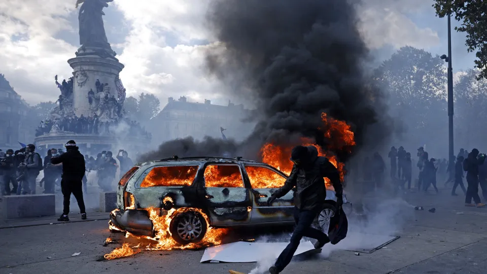 Protestos na França têm incêndios, confrontos e 166 detidos