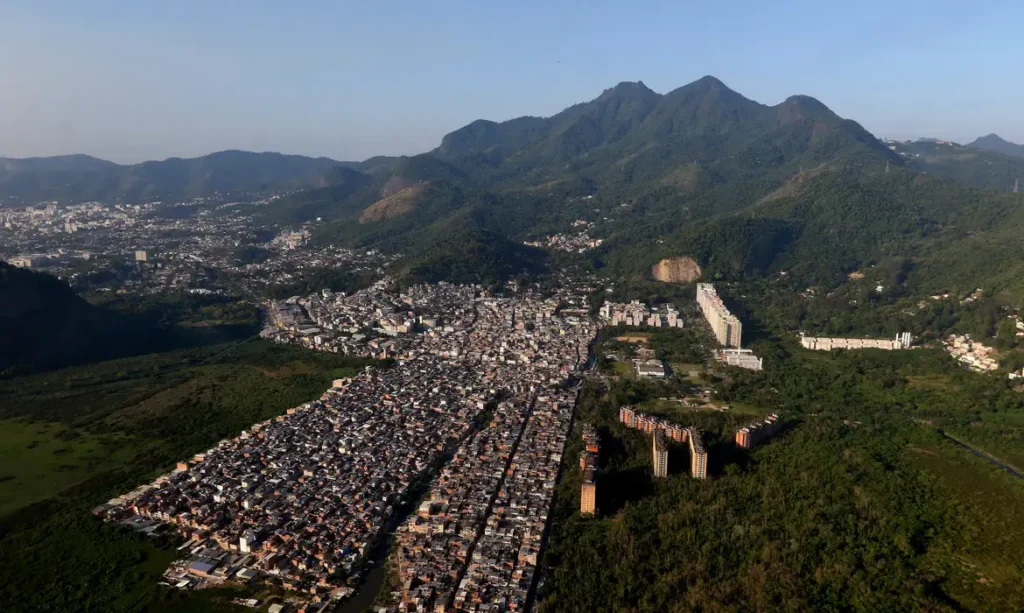 Rio cria plano de arborização para favelas da cidade