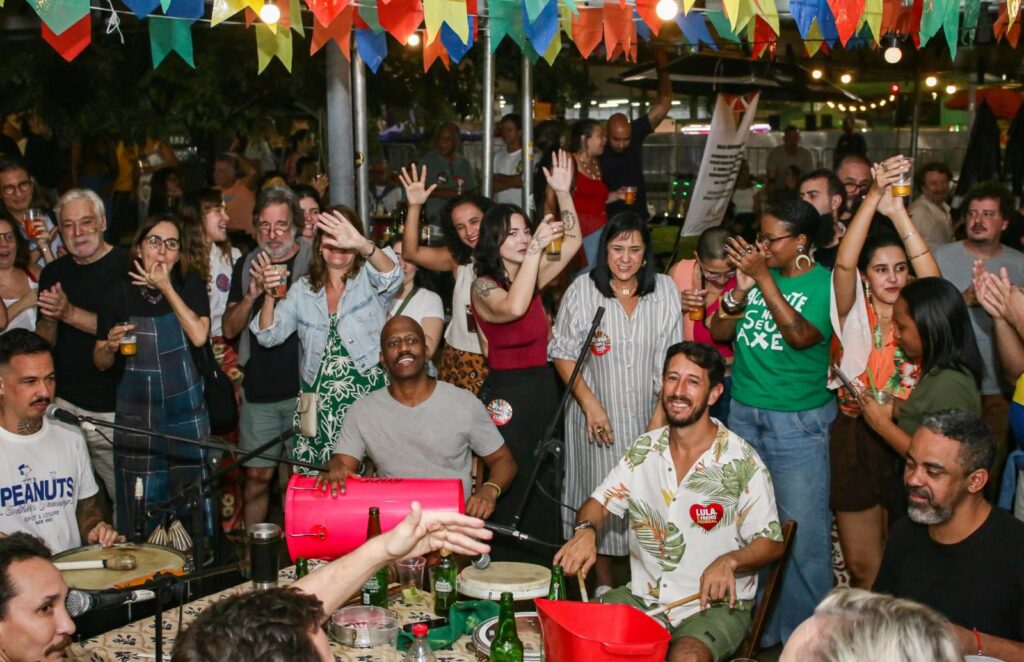 samba da vitória celebra lula no centro do rio no feriado