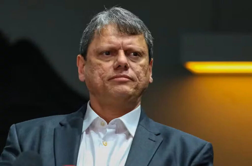 Tarcísio incomoda o PL ao mirar 2030 e mexer com Flávio