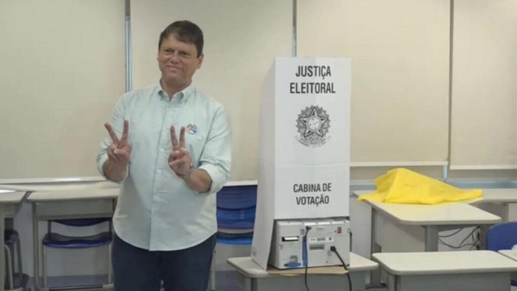 Tarcísio vota em SP e aposta em Flávio Bolsonaro presidente