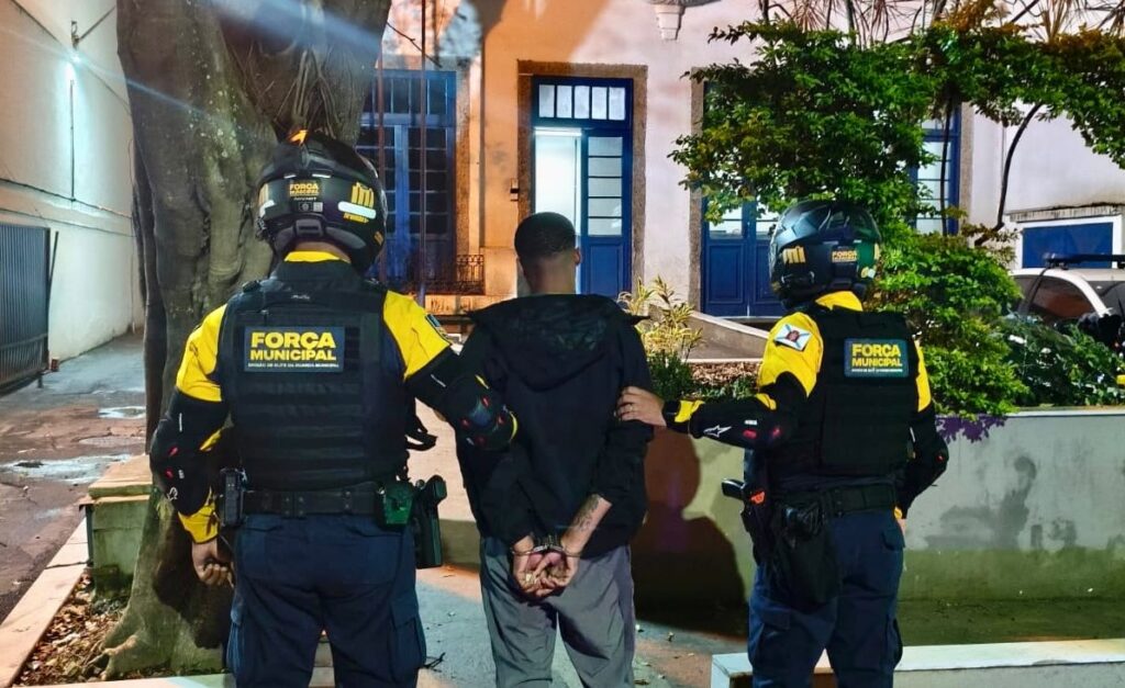 Tornozeleira eletrônica e moto roubada levam homem à prisão em Botafogo
